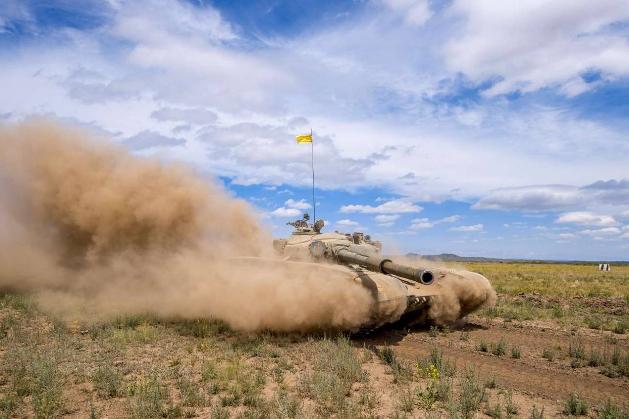 Танк прибывает на точку загрузки боеприпасов