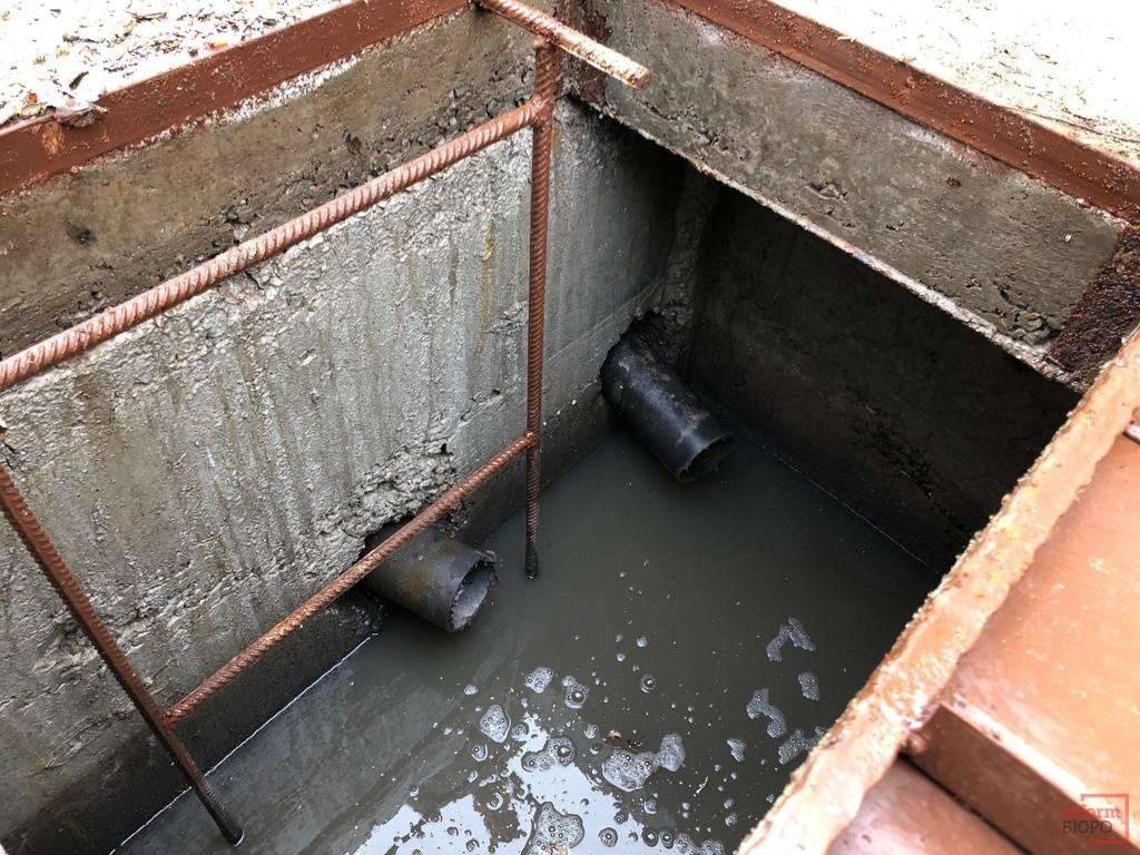 Вода стекла в речку через трубы, когда септик наполнялся