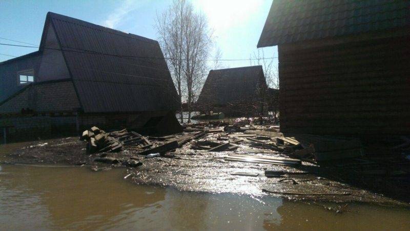 Особняки тонут под водой