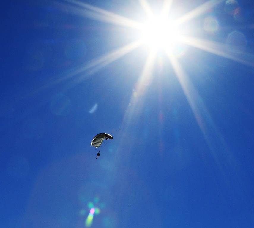 Казахстанские десантники совершили прыжки с парашютом на воду