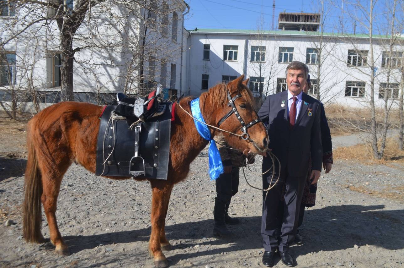 Баянөлгей халқы мәселелерін шешіп берген Үкімт басшысына күмістелген ер ерттеп, күміс жүгенмен жүгенделген жирен қасқаны мінгізді