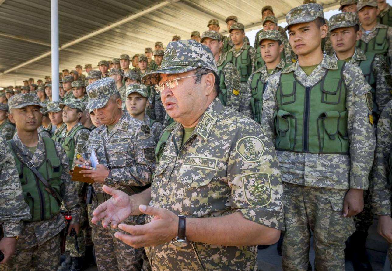 Генерал-полковник Сакен Жасузаков в окружении курсантов Военного института сухопутных войск РК