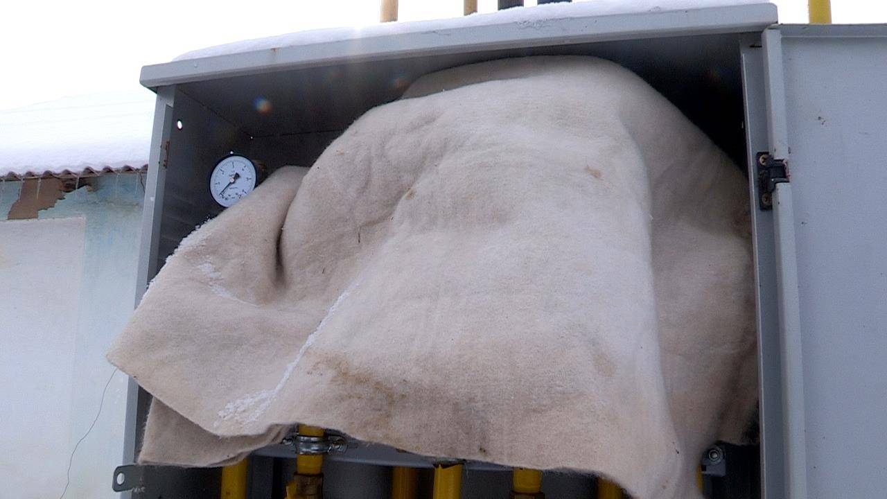 Газораспределительный шкаф утеплили одеялом