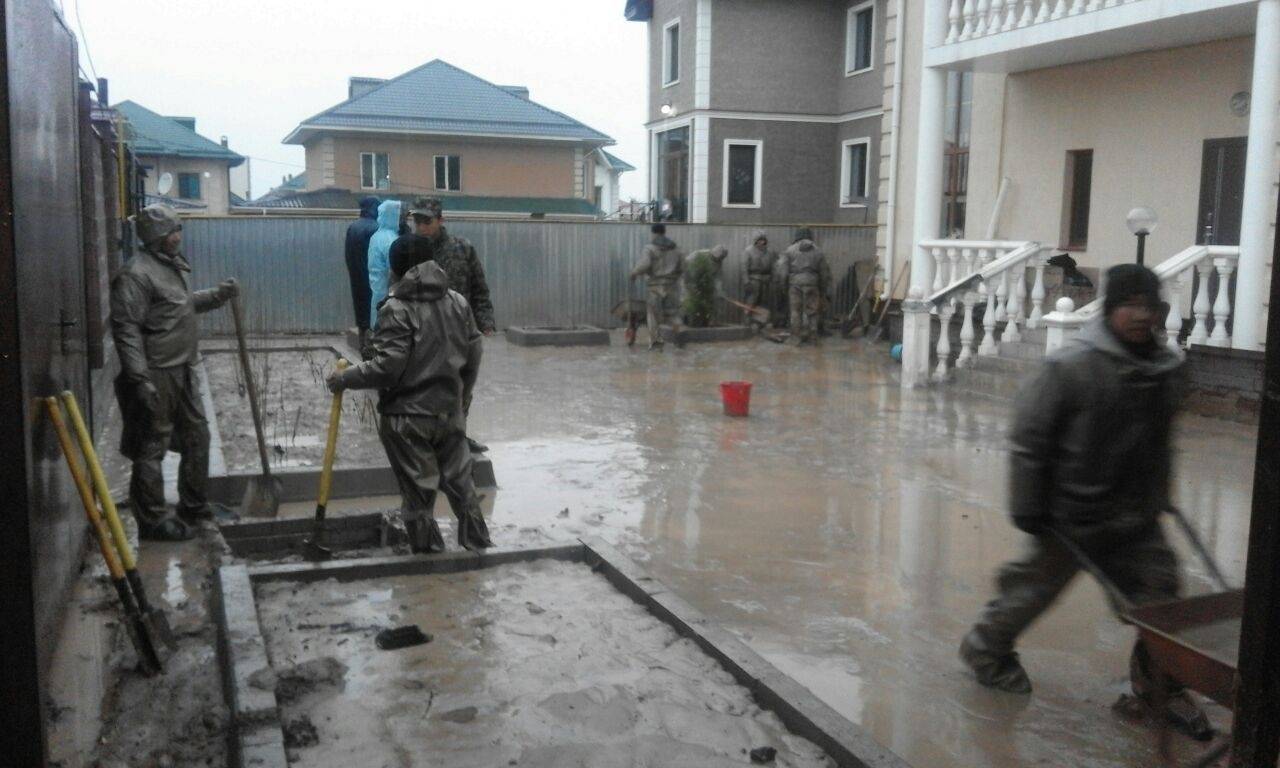 В Алматы расчищают дома и дворы, пострадавшие от потопа