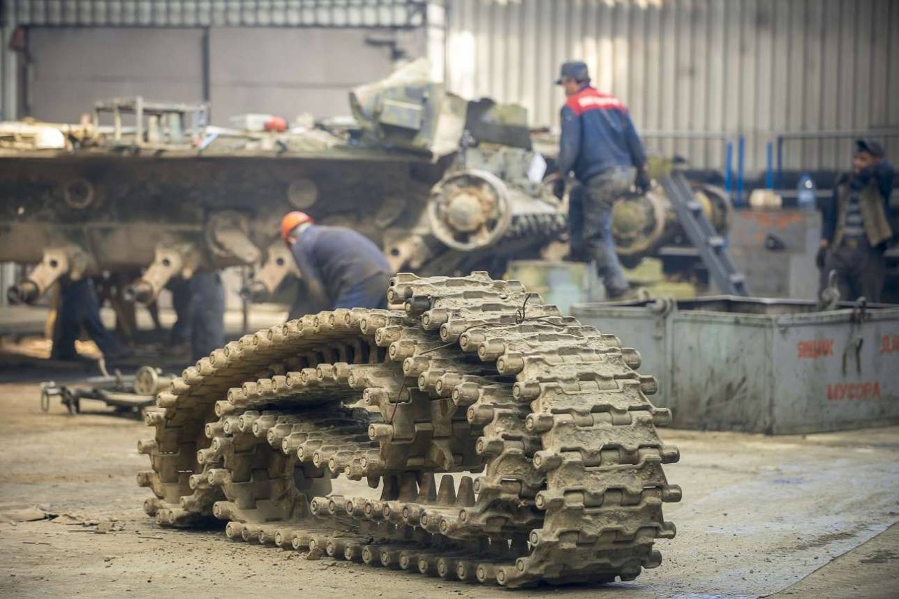 Транспортировка танковой гусеницы