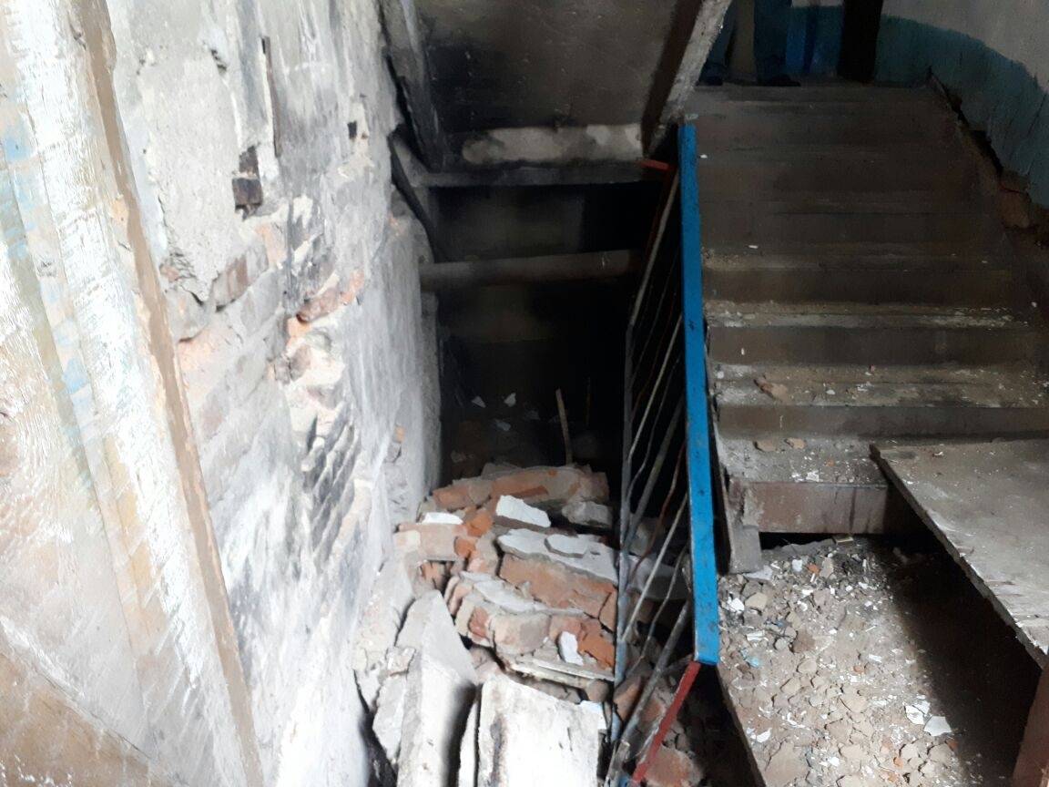 В жилом доме обрушилась лестница