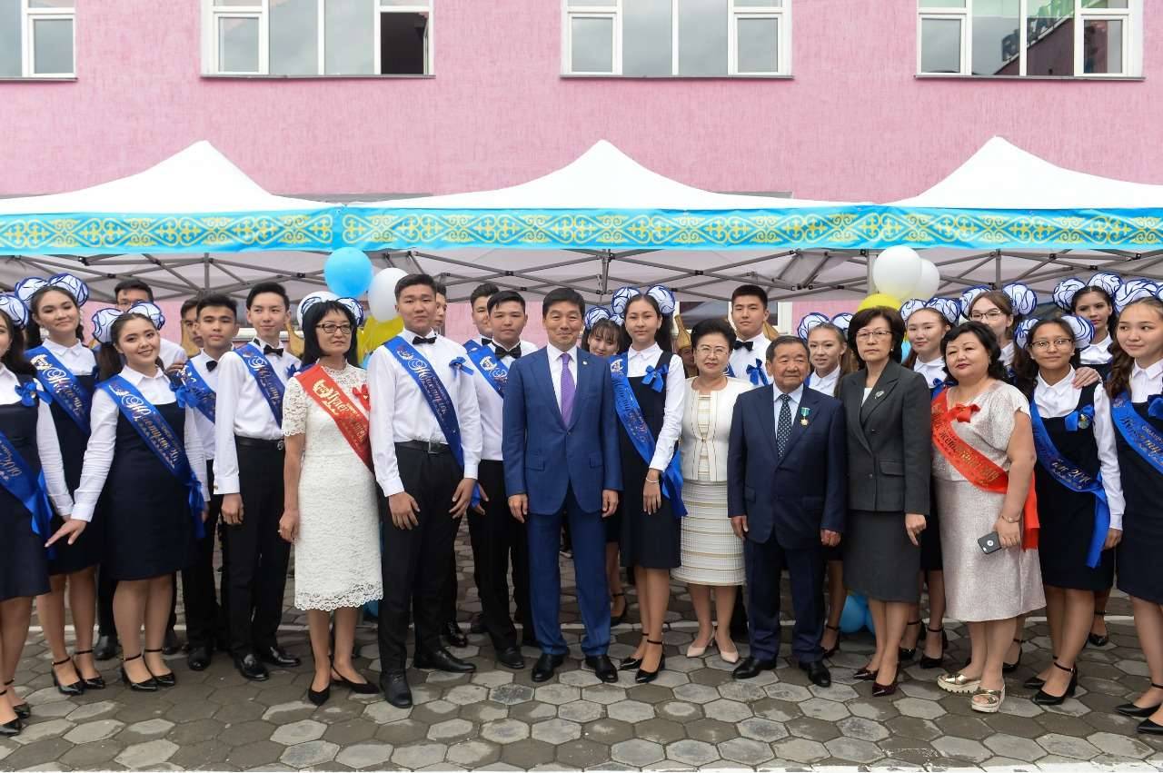 Аким и выпускники сделали фото на память