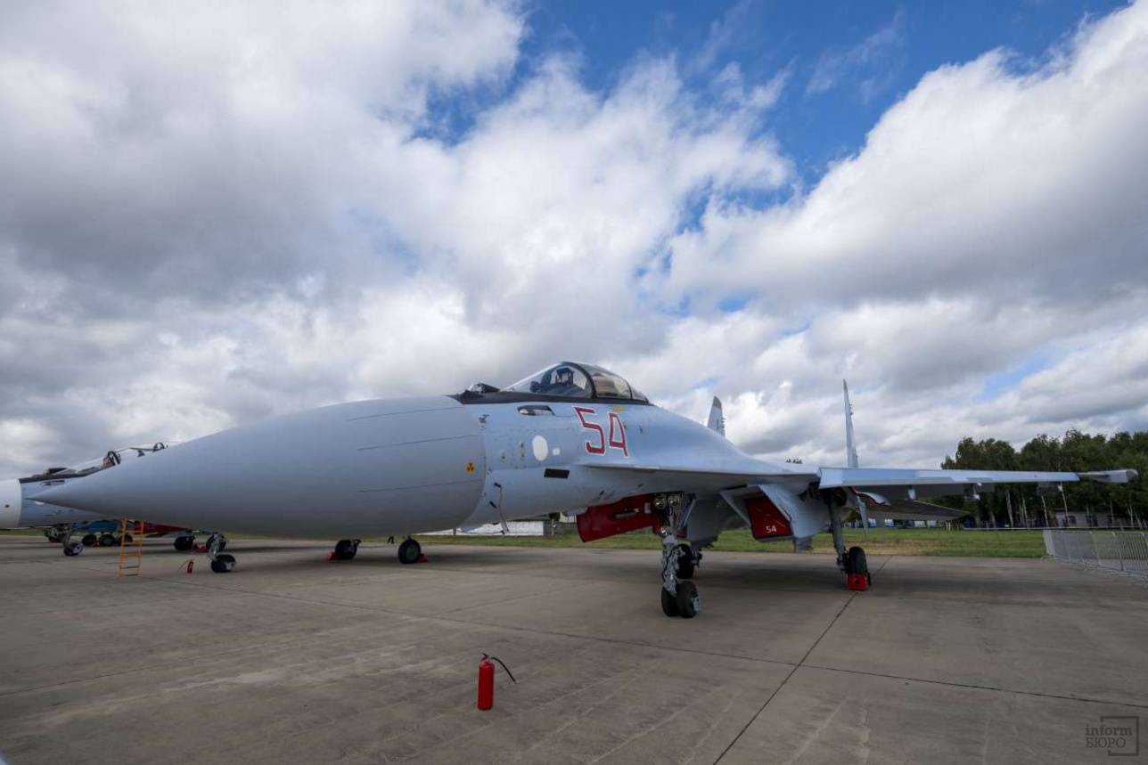 Су-35С на аэродроме в Кубинке во время проведения военно-технического форума "Армия" в 2017-м году