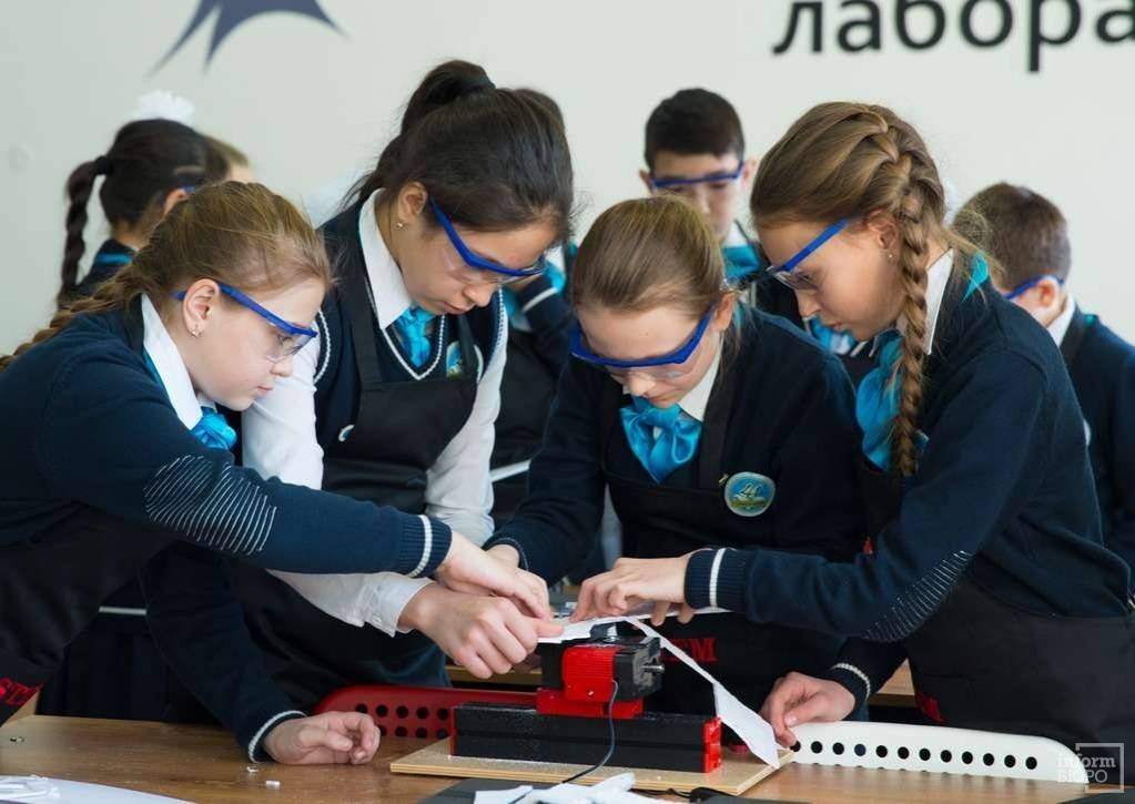 Школьники на занятии в STEM-лаборатории