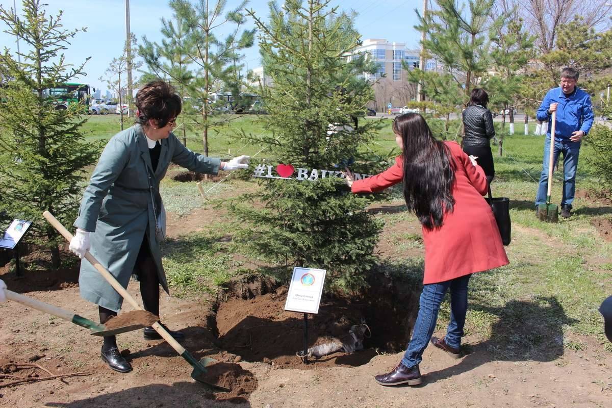 Сажать деревья депутатам помогали студенты вузов