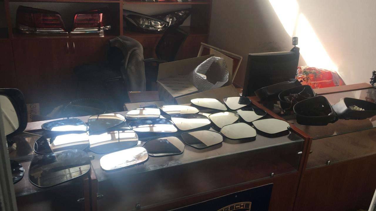 При обыске у одного из задержанных изъяли 16 пар автозеркал