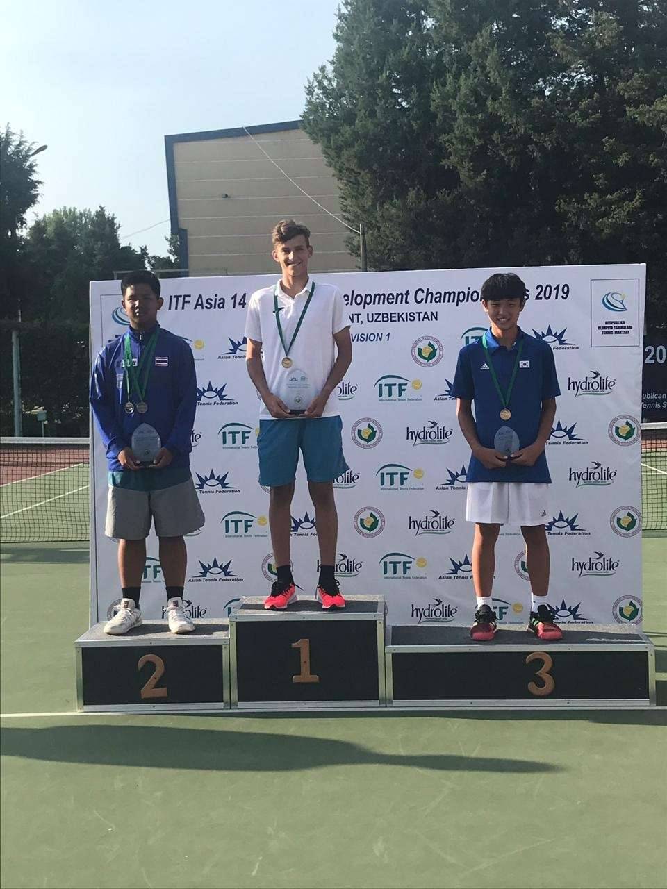 Максим Батютенко (в центре)