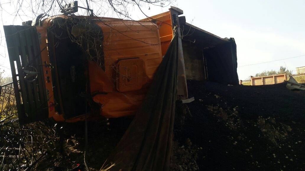 Водитель грузовика не справился с управлением