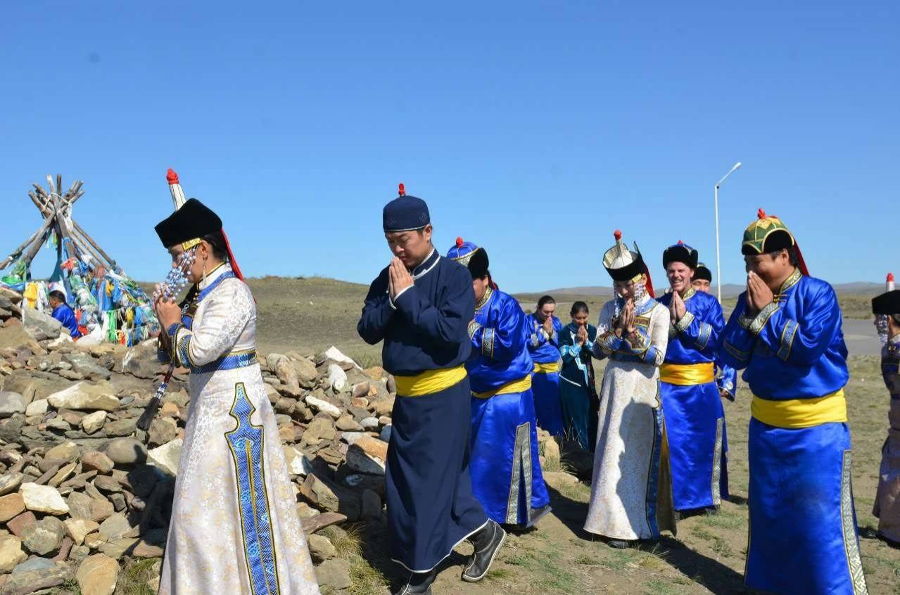 Діни мүрәсім жасап жатқан Тывалар