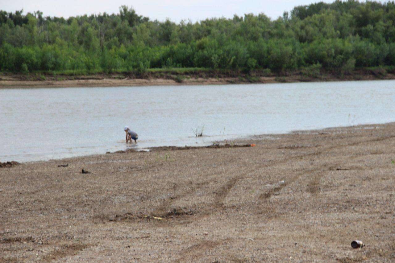 Ребёнок едва не утонувший в воде
