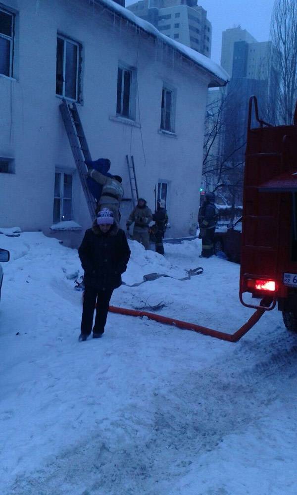 Детей спасли из пожара через окно