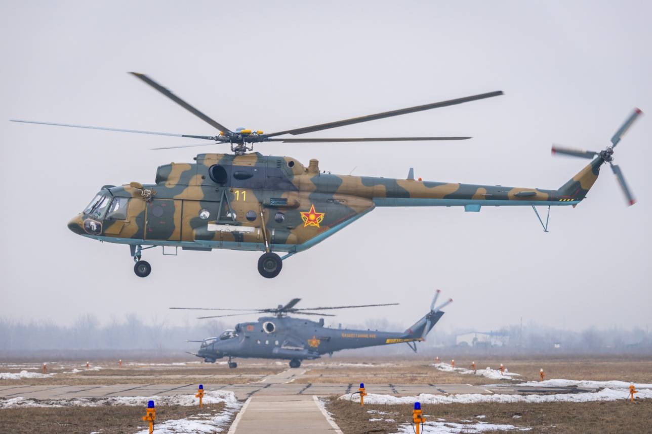 Транспортно-боевой Ми-17 и ударный Ми-35M на авиабазе "Первомайская"