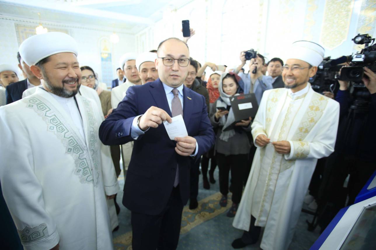 Министр информации и общественного развития Даурен Абаев сделал первое пожертвование