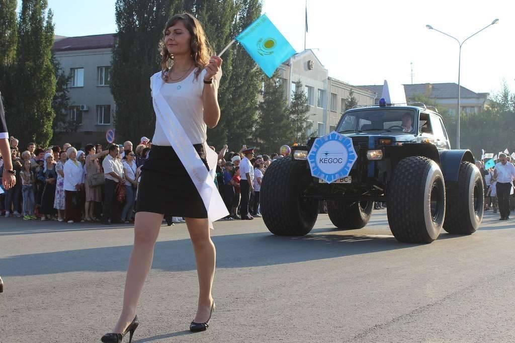 Одна из компаний, присутствовавших на параде, выкатила на улицы города монстр-трак