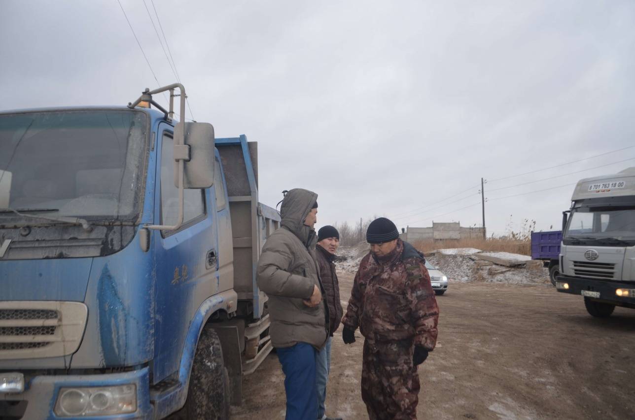 Көмір тасуға тапсырыс алып тұрған жүргізушілер