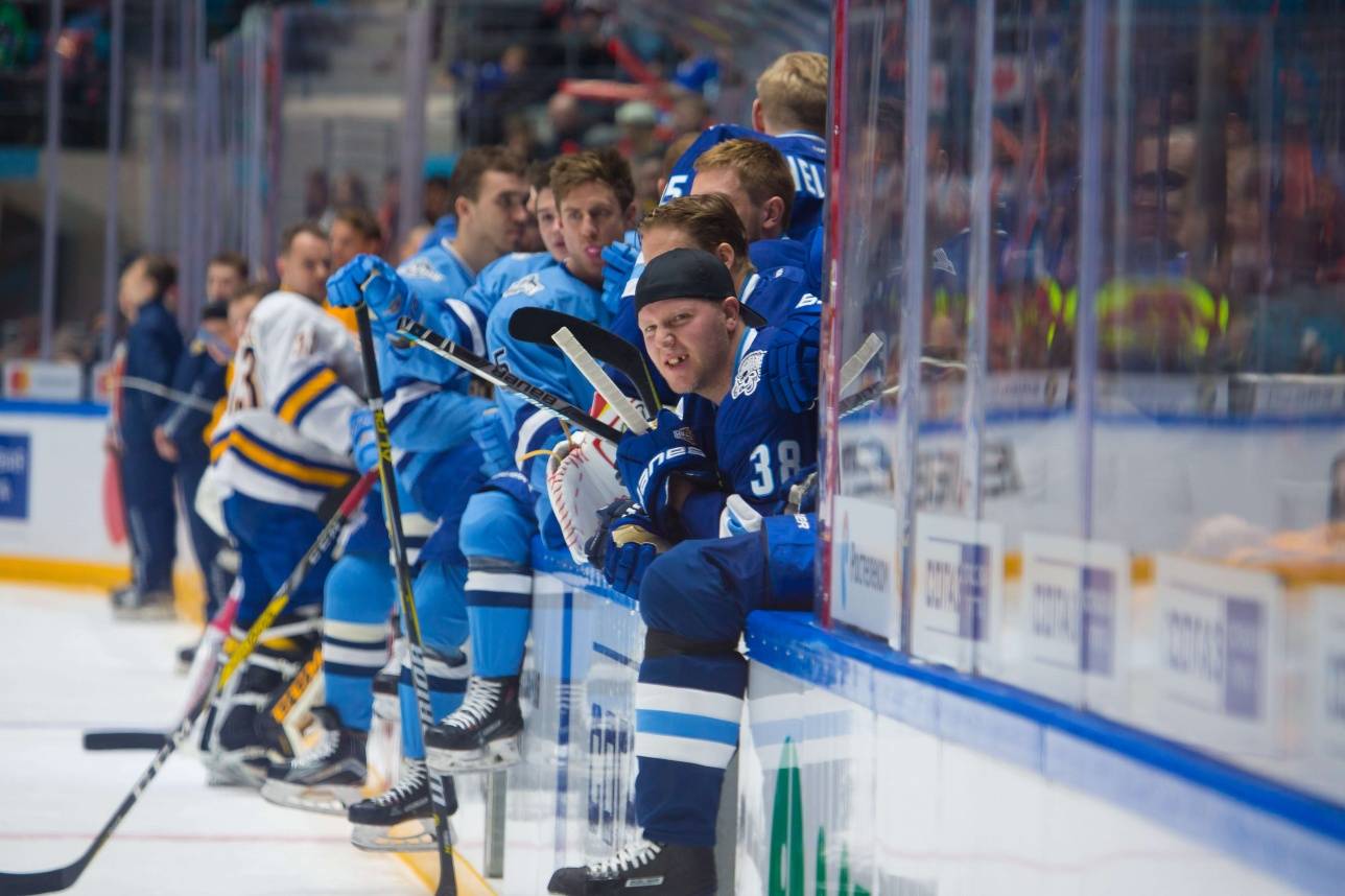 Скамейка игроков команд четырёх дивизионов КХЛ