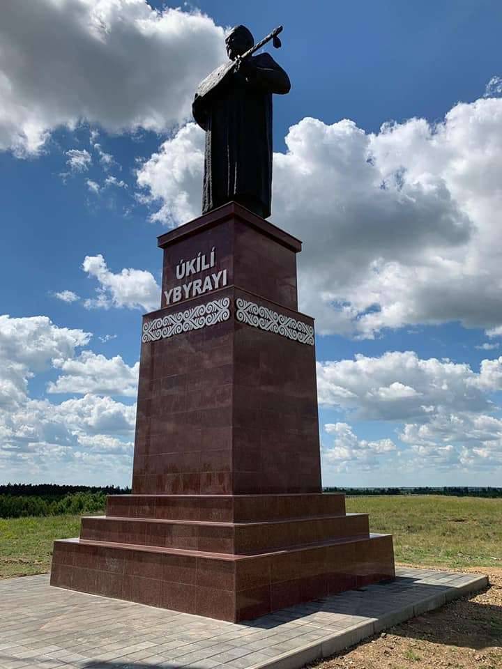 Памятник поэту-импровизатору и композитору Укили Ыбраю