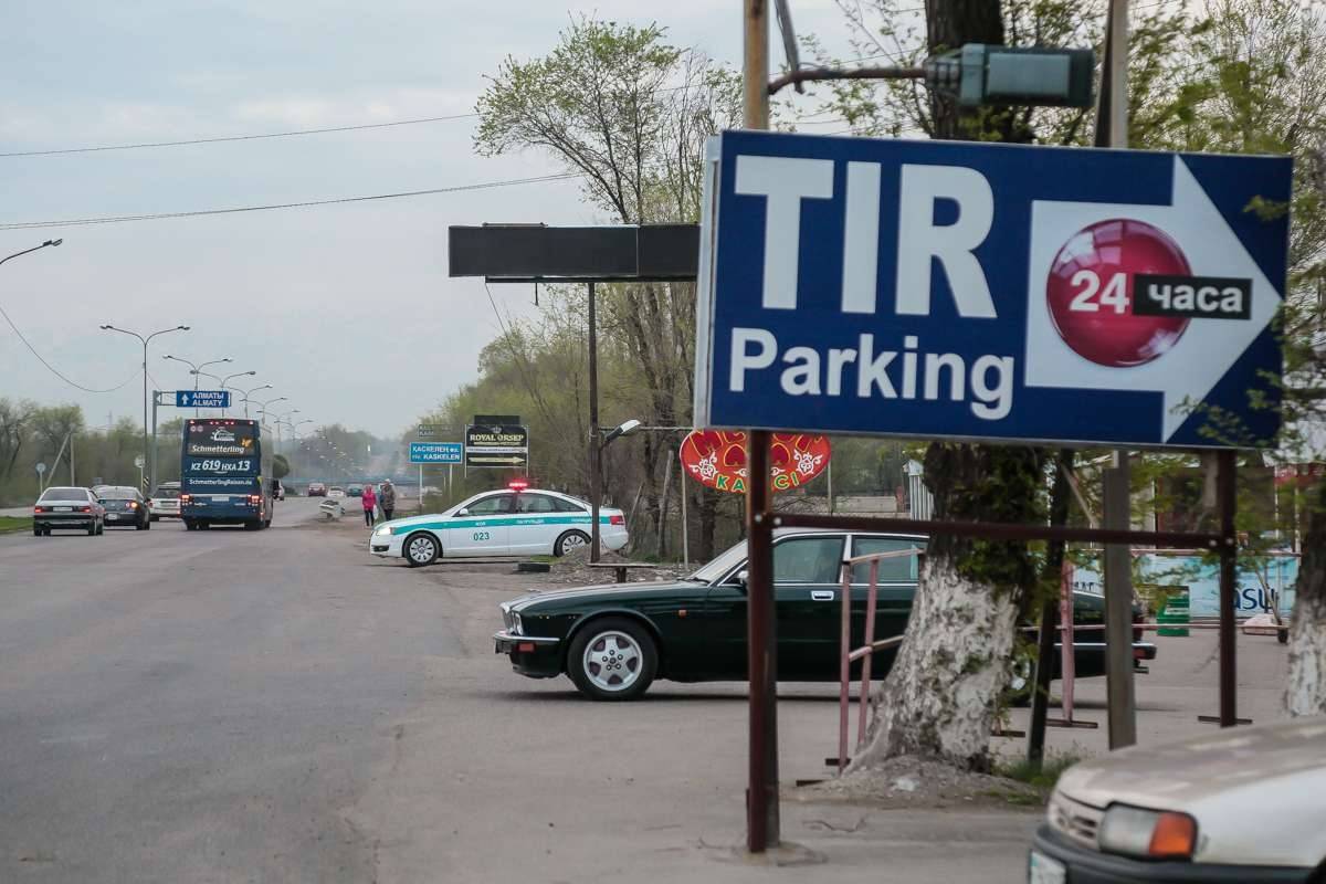 Здесь располагался военизированный блокпост, билборды, к слову, находятся прямо напротив автостанции "Уш коныр"