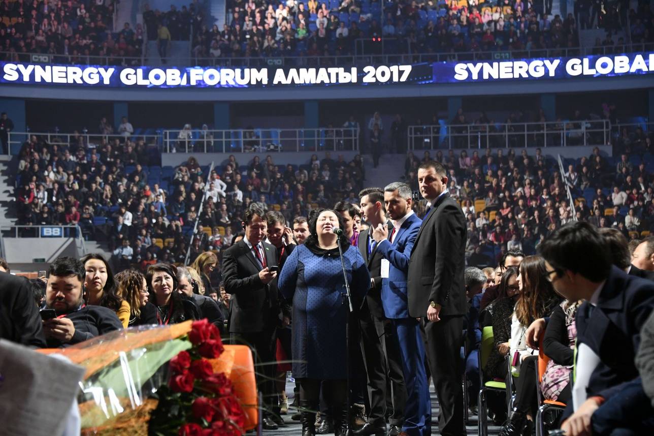 Посетители форума выстроились в очередь к микрофону