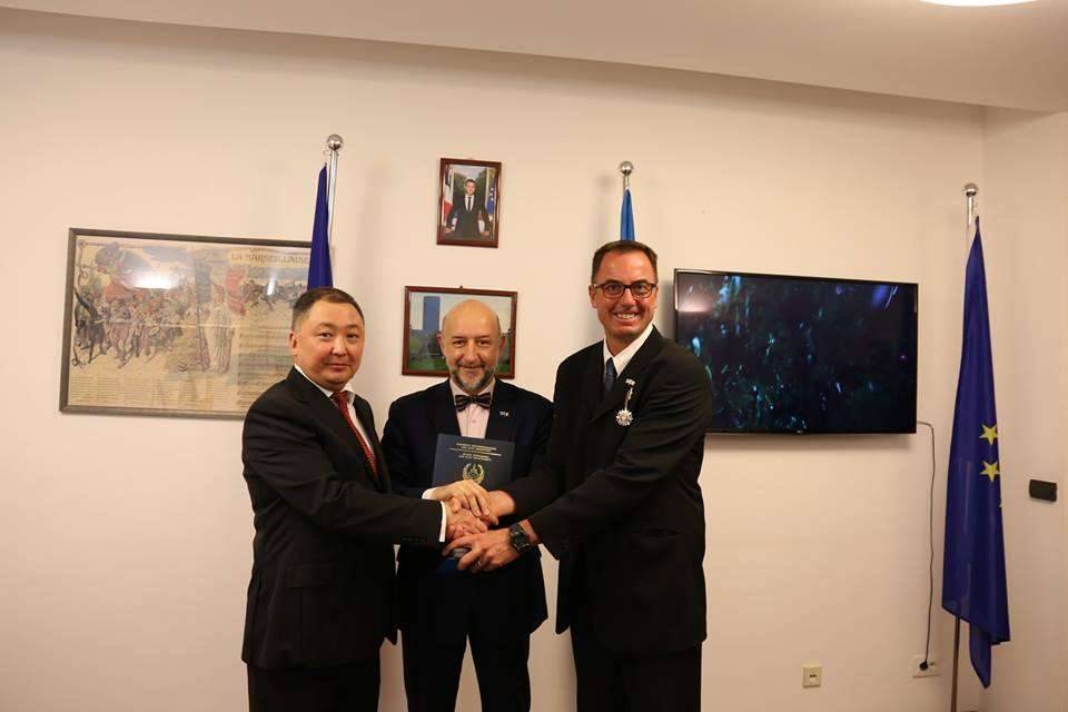 Руководитель ДВД Астаны Амантай Аубакиров, посол Франции в РК Франсис Етьен и французский офицер Жорж Киеффер - фото на память