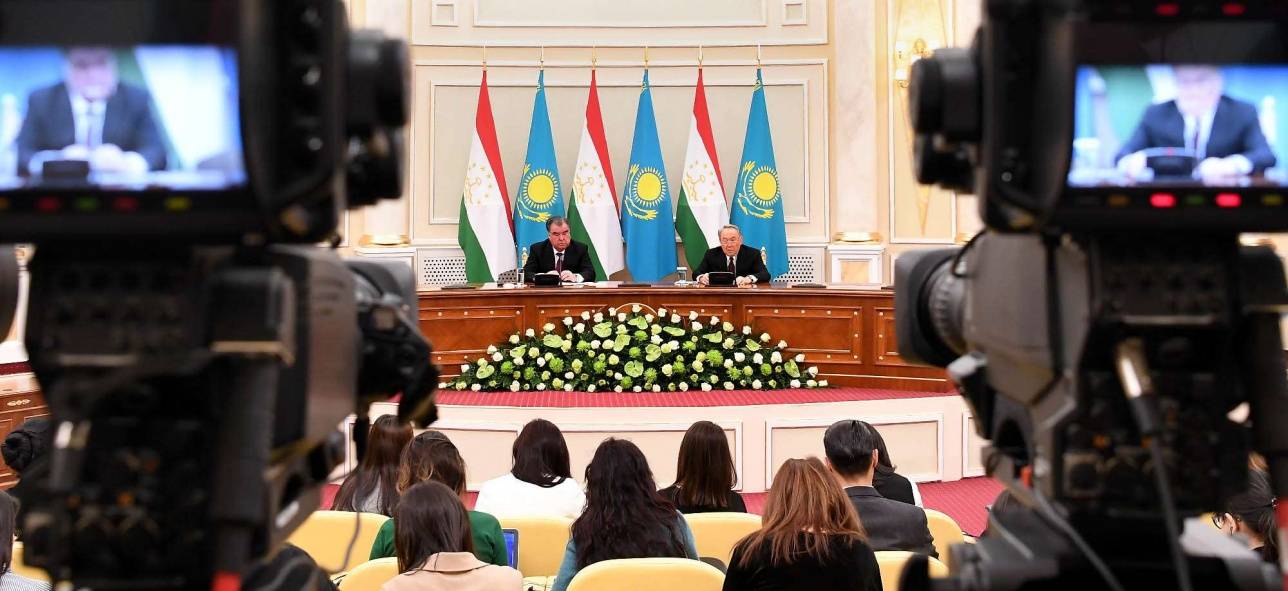 Президенты Казахстана и Таджикистана во время брифинга для представителей СМИ