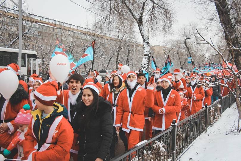 Тысяча Дедов Морозов вышла на улицы Алматы