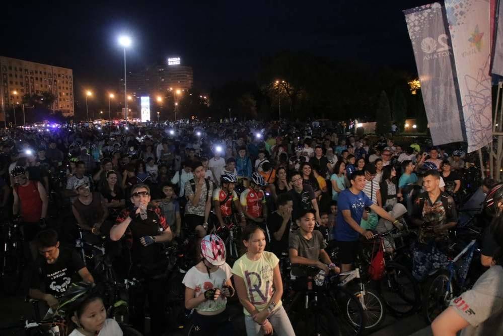 Участники велопробега во время розыгрыша призов