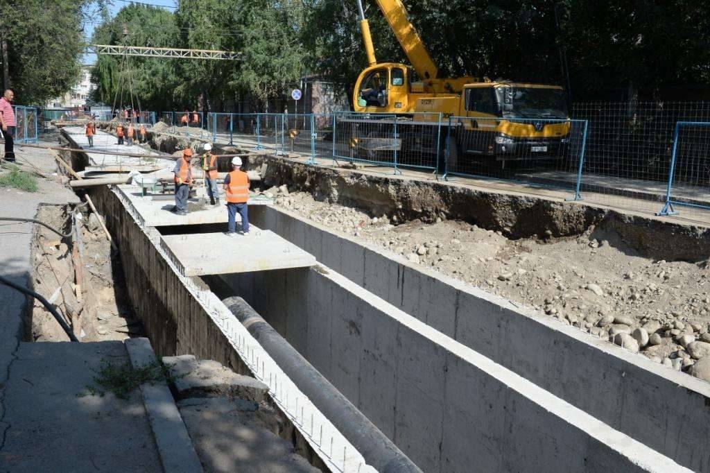 В городе стихийно меняют старые трубы