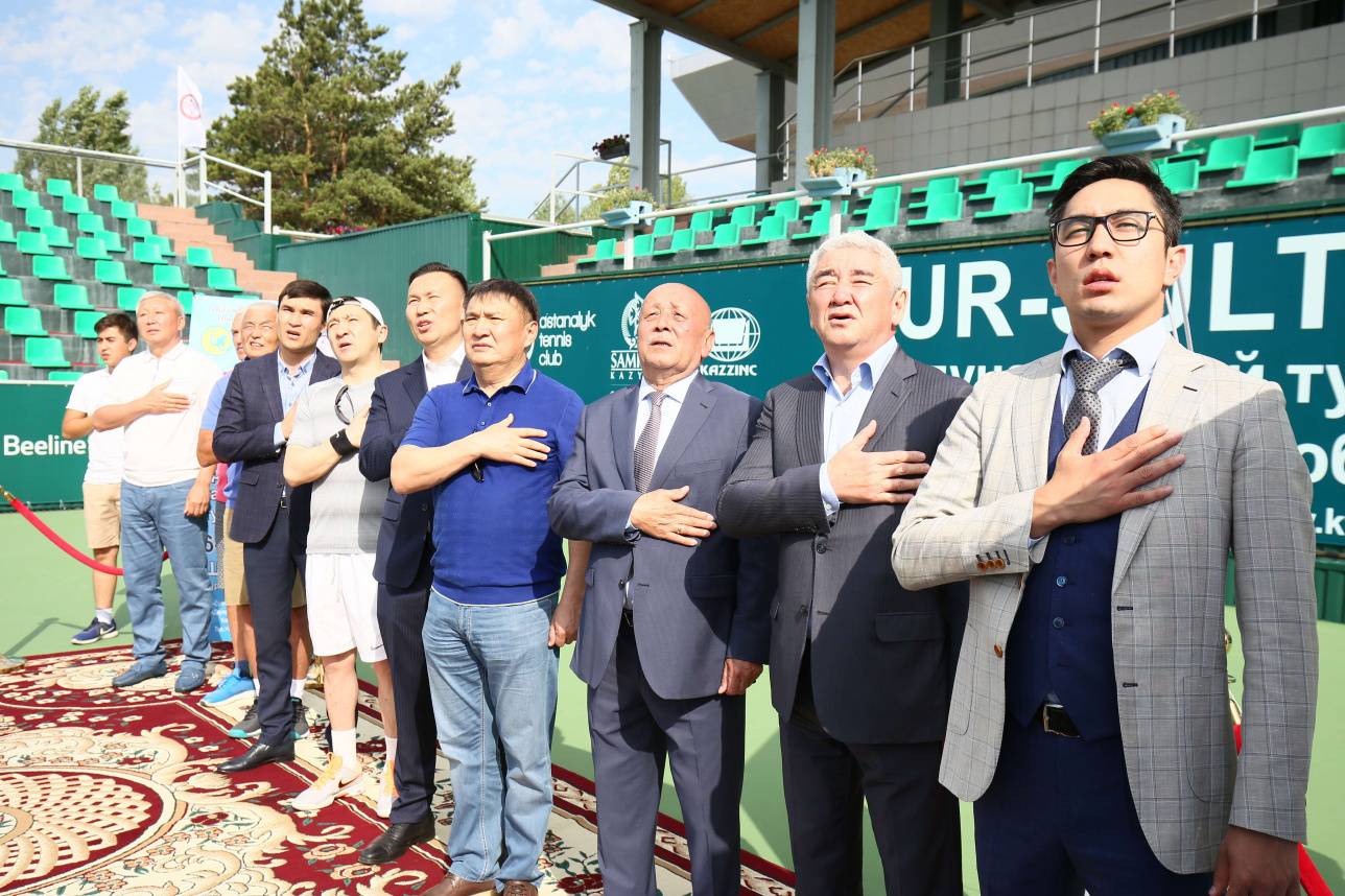 По традиции участники турнира и гости церемонии исполнил гимн