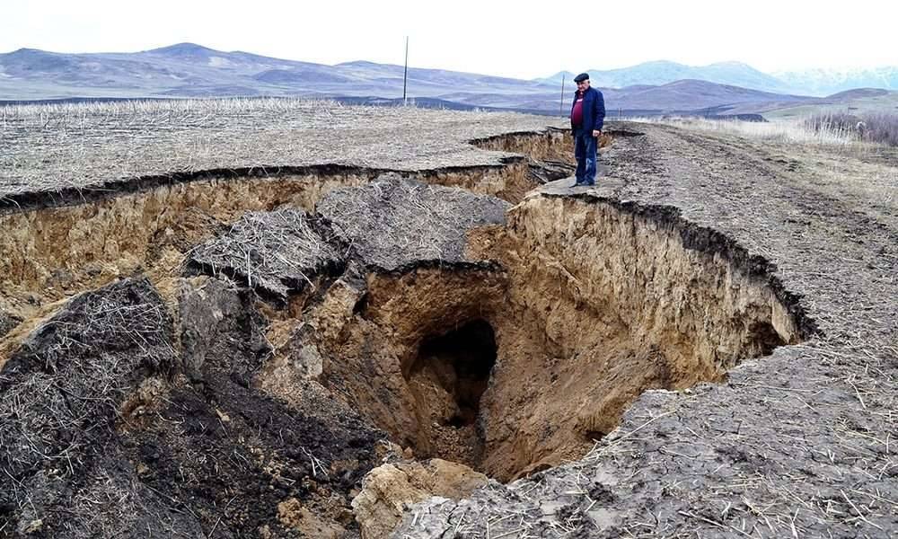 Водомоина образовавшая в результате интенсивного таяния снега.