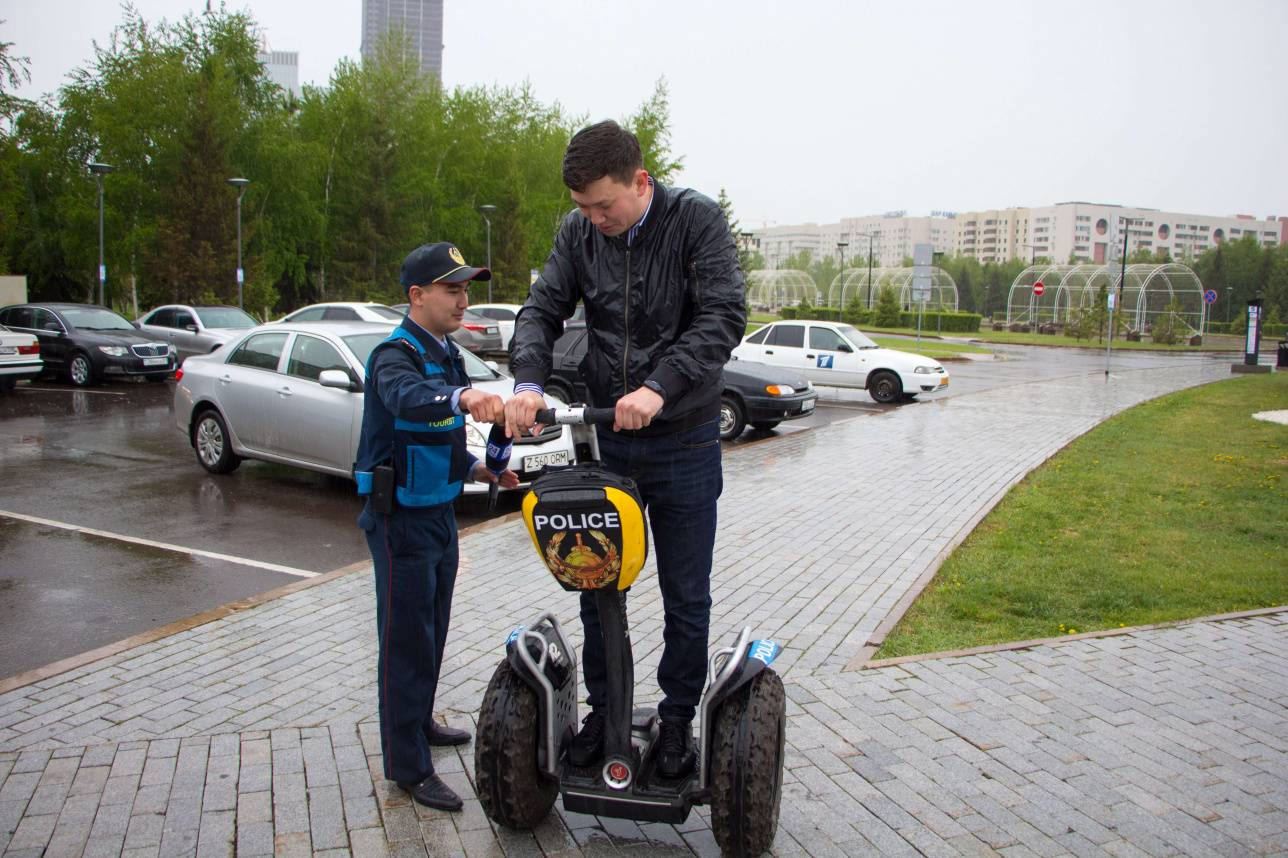 Полицейский показывает журналисту, как управлять segway