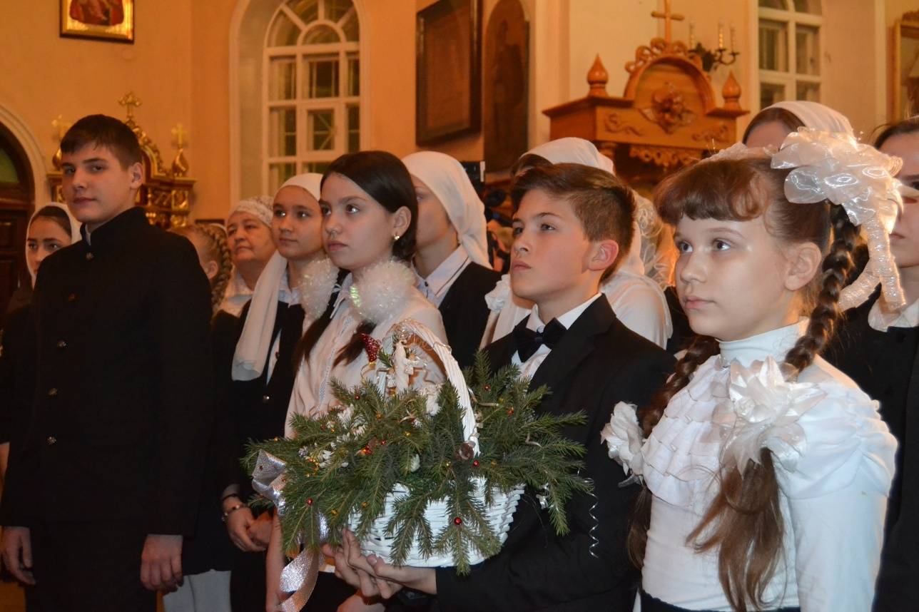 Dоспитанники воскресной школы собора поздравили верующих с праздником