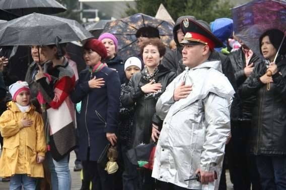 Дождь не помешал ни властям, ни жителям города встретить 1 мая на улице 