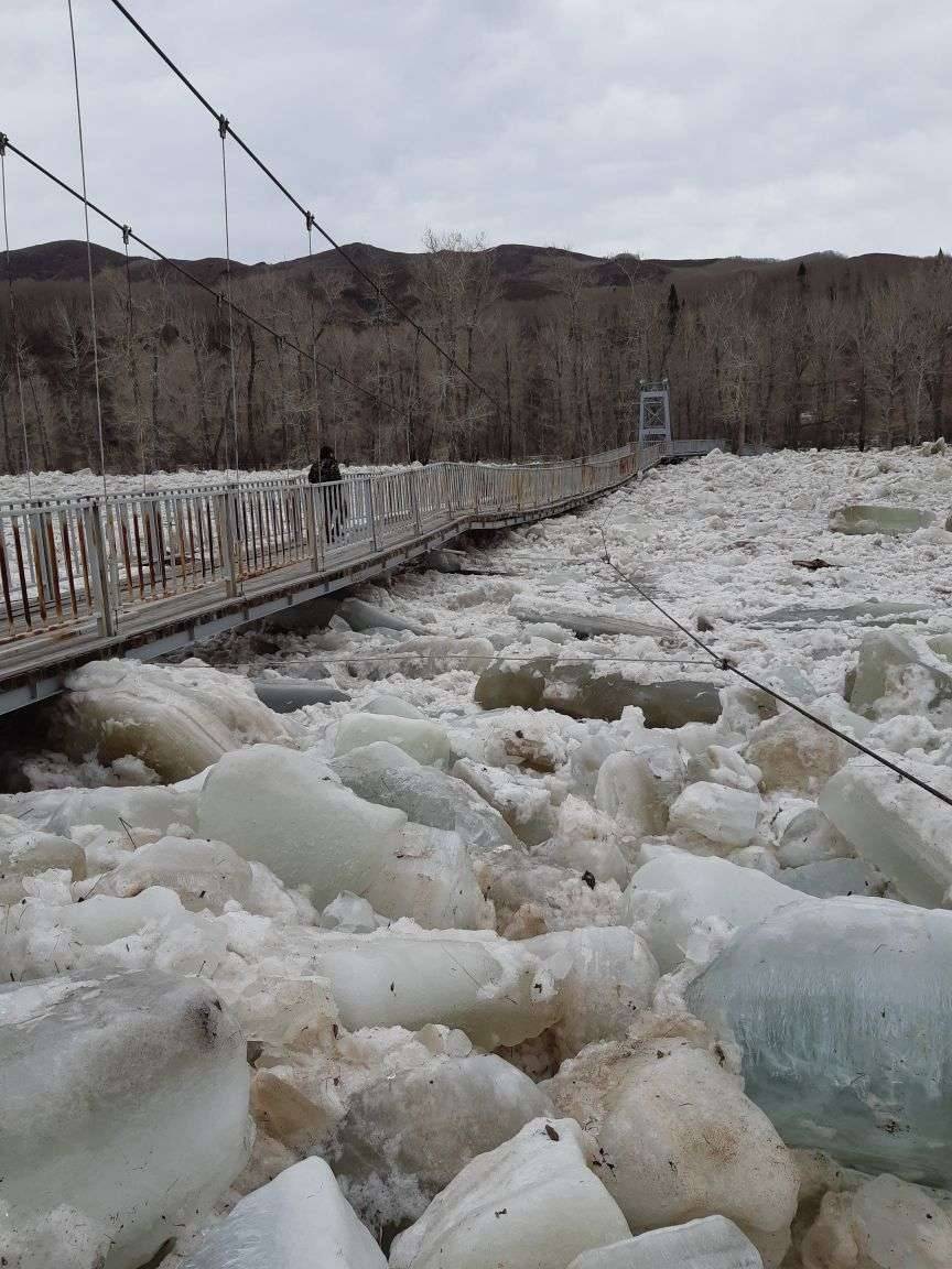 Реки не могут справиться с льдом