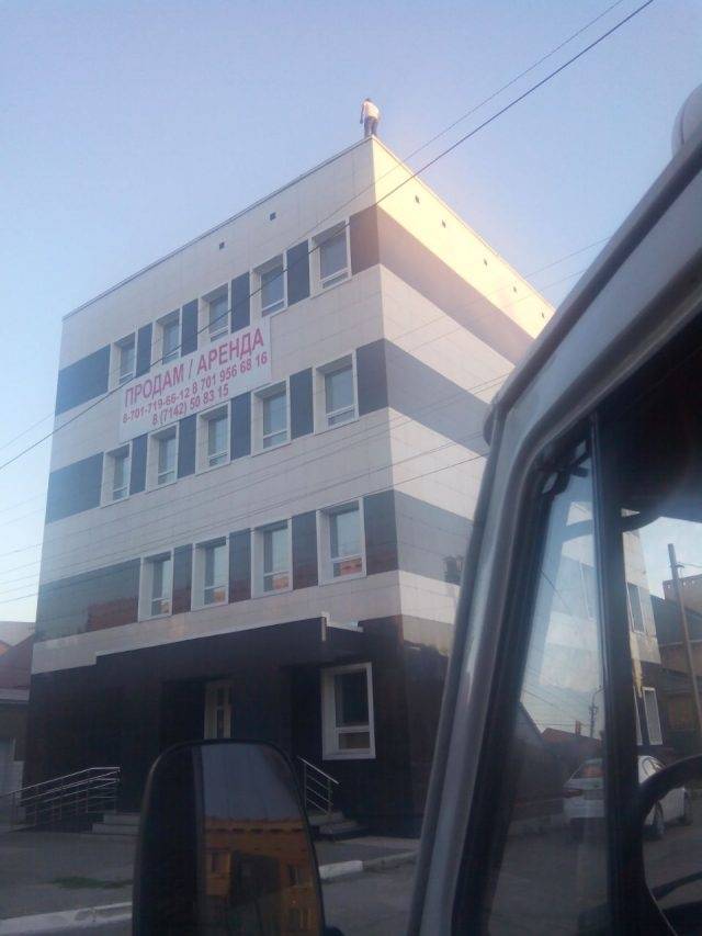 Парень громко ругался с кем-то, кто находился внизу