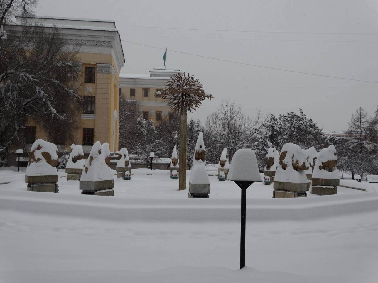 Алматы занесло снегом