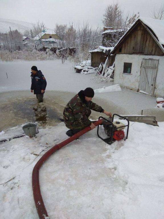 Спасатели откачивают воду из населённых пунктов. 