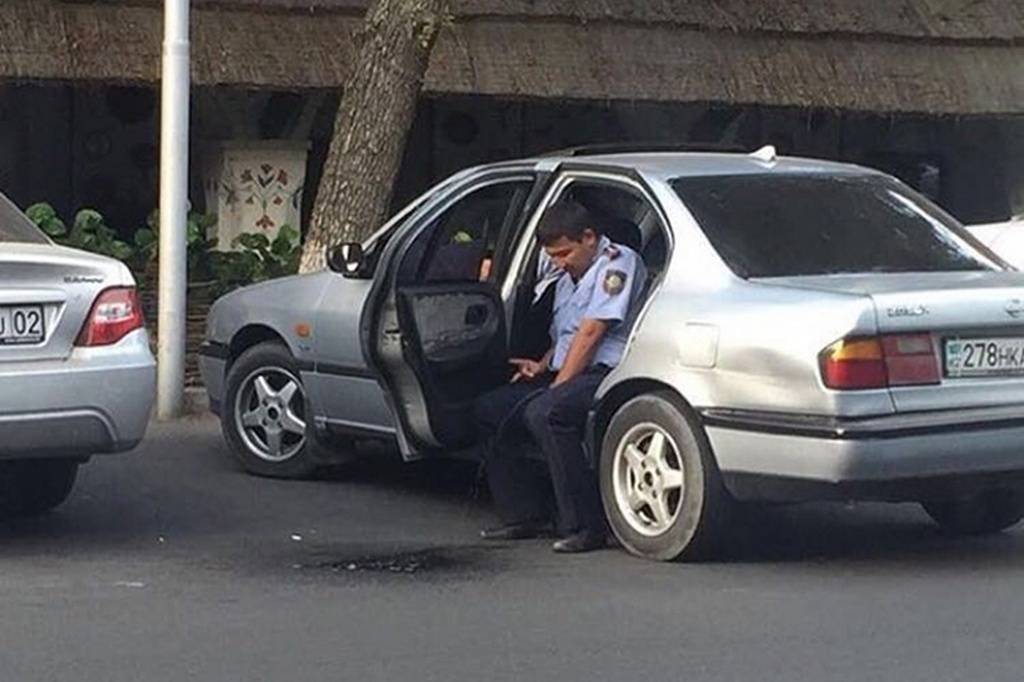 Писающий алматинский полицейский