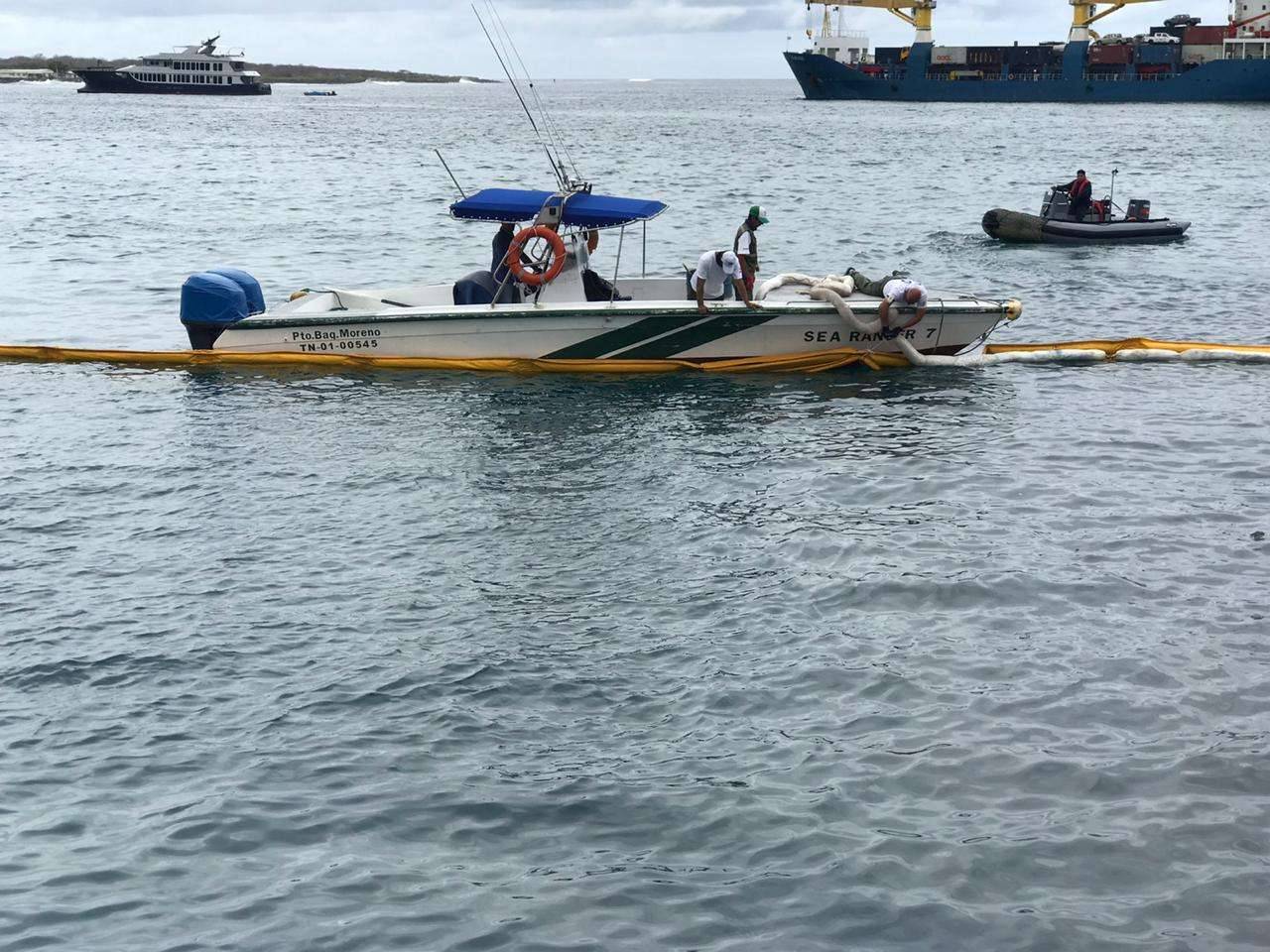 Сотрудники парка устанавливают барьеры