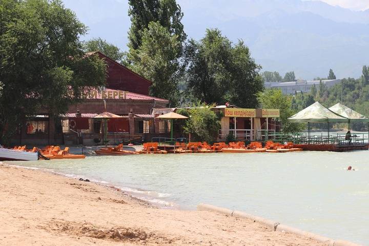 На побережье завезли настоящий барханный песок 