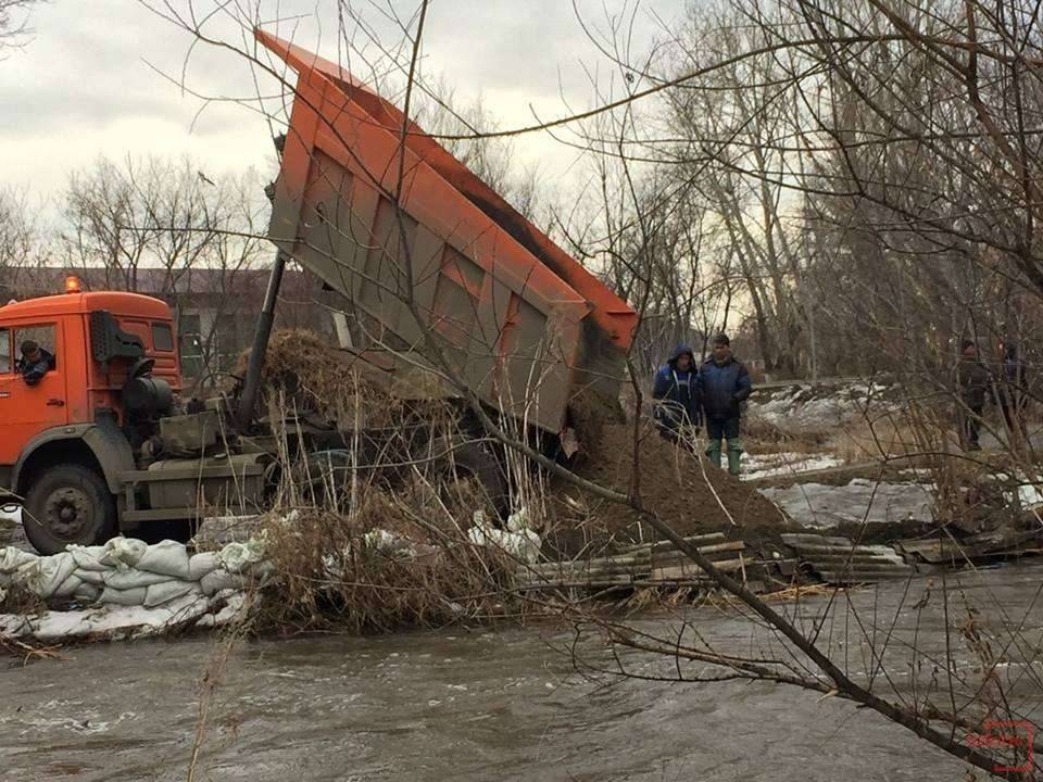 Рабочие вывозят снег и откачивают воду