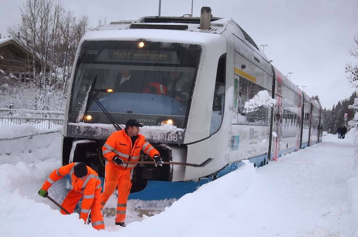 Снегопад также вызвал перебои в железнодорожном сообщении