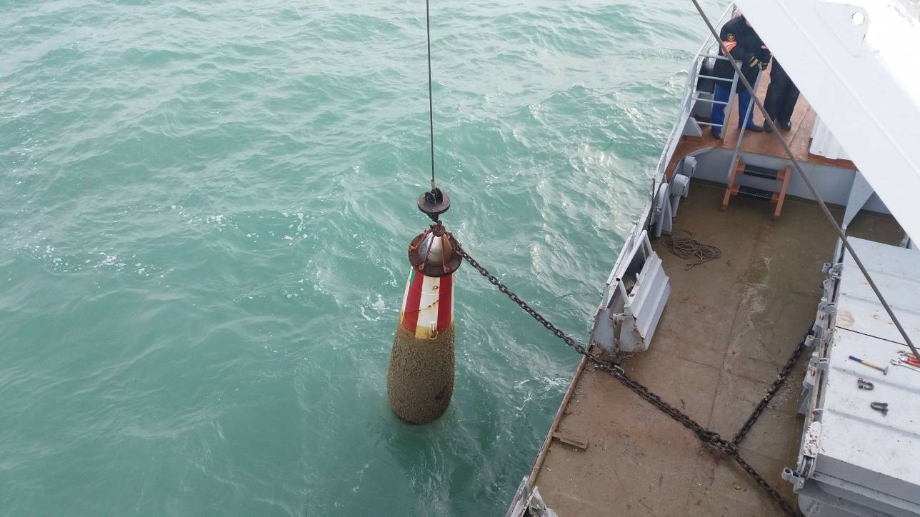 Из воды извлекли буи и вехи