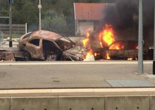 Цыгане подожгли автомобили на железнодорожных путях.