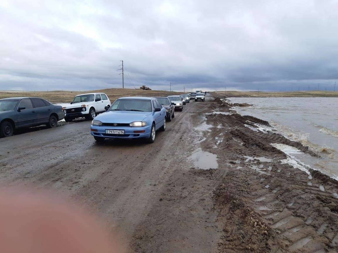 Сотрудники дорожных служб восстановили автомобильное движение